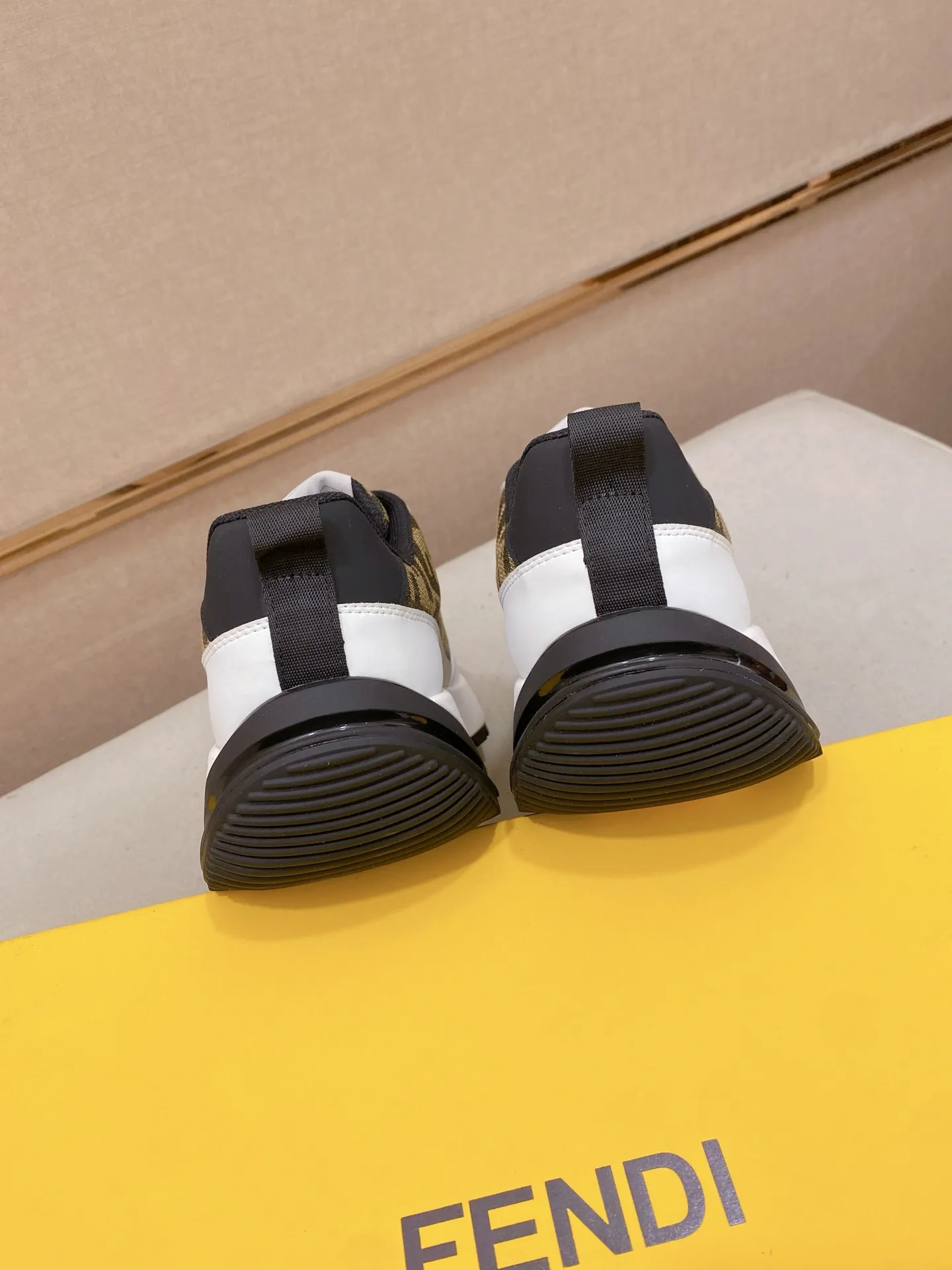 Factory price 442💰 (fendi) New high-top 👊🏻 upper 🇮🇹 imported cowhide fabric 🇩🇪 imported breathable mesh lining. The original outsole is molded to highlight the identity of every man, and the upper foot is elegant and stable🚶🏻🚶🏻The high-end custom counters reproduce the original version📯No matter the wind or rain, the shoe last remains unchanged and can withstand the verification of time🔍️,🔵 Size: 38-44